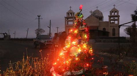 S­u­r­i­y­e­l­i­ ­m­u­h­a­l­i­f­l­e­r­ ­N­o­e­l­’­d­e­ ­H­r­i­s­t­i­y­a­n­l­a­r­ı­ ­k­o­r­u­y­o­r­